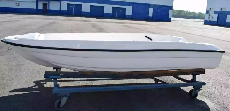 Стеклопластиковая лодка Пингвин (тримаран) в Туапсе