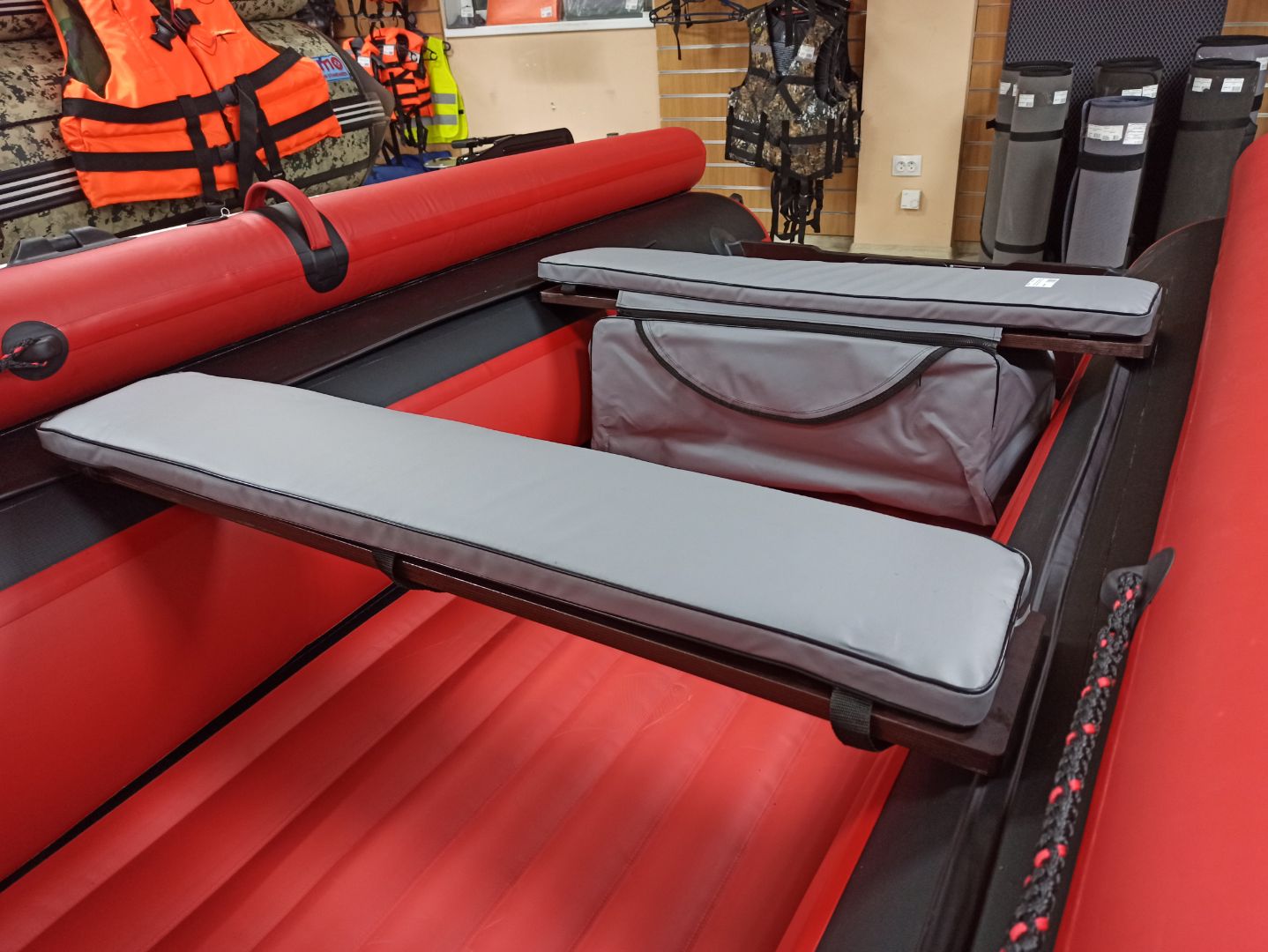 КОМПЛЕКТ МЯГКИХ НАКЛАДОК С СУМКОЙ ДЛЯ ЛОДОК 90Х20 СЕРЫЙ в Туапсе