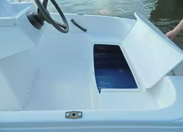 Стеклопластиковая лодка Пингвин с консолью (тримаран) в Туапсе